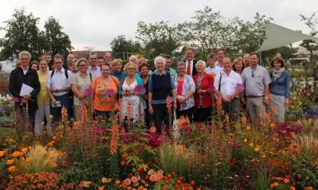 Die Gruppe aus Mühlacker hinter farbenprächtigem Sommerflor