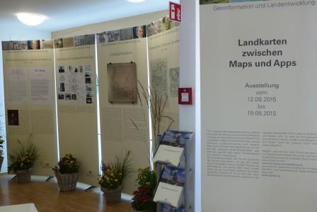 Alte Landkarten, zum Teil künstlerisch gestaltet, auf einer Stellwand im TBW