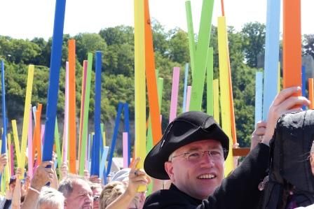 Die Farben des Logos: 400 Öhringer stellen einen Menschenlimes