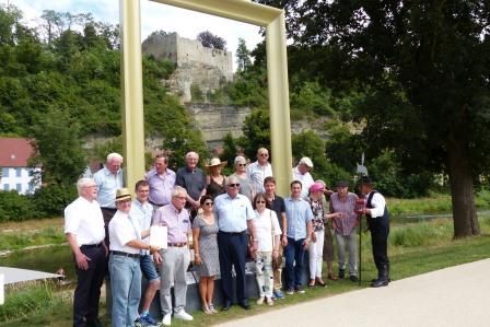Familienfoto mit Scherbabuzzern, den Spenderfamilien (vorn Mitte) und Vertretern der Bürger von Mühlacker