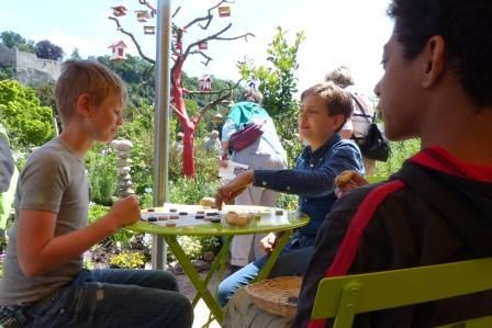 Mühle-Spielen im Interkulturellen Garten