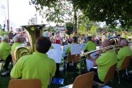 In Gartengrün: Die Musiker aus Neuhausen und ihre Zuhörer ließen sich von gelegentlichen Regentropfen kaum beeindrucken