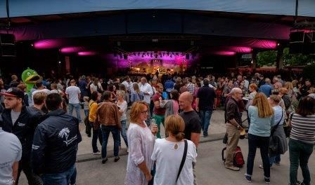 Hunderte Besucher genossen die letzte Abendveranstaltung auf der Spüarkassen-Bühne: Open-Stage- und Poetry-Slam-Finale