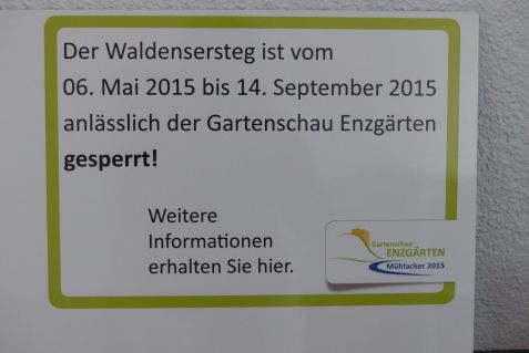 Mit diesem Schild informiert die Stadt Passanten am Waldensersteg über die Sperrung des Fuß- und Radweges von Dürrmenz nach Mühlacker und zurück während der Gartenschau