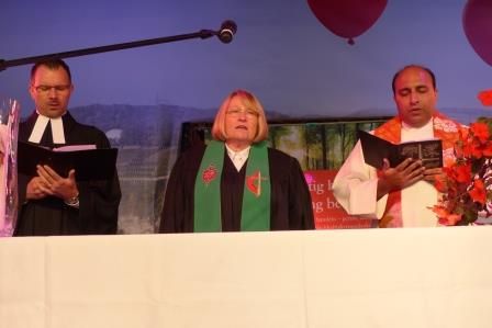 Pfarrer Marcus Kalkofen, Bischöfin Rosemarie Wenner und Pfarrer Josef Kaniyodickal beim Gottesdienst