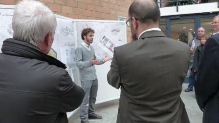 Richard Focking erklärt im Rathaus Mühlacker seinen Siegerenwurf beim bdla-Nachwuchswettbewerb. Links:der Eigentümer des Gartens, Kurt Schwarz