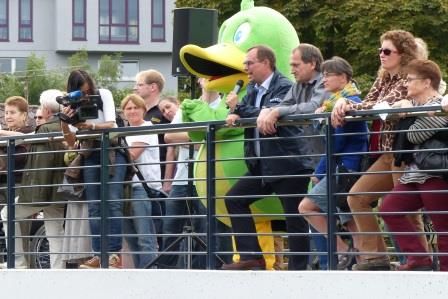 Oberbürgermeister Frank Schneider und Maskottchen Enzle gaben das Startsignal vom Waldensersteg aus
