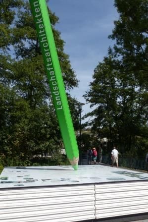 Die Skulptur "Der Stift" nahe der Fischtreppe