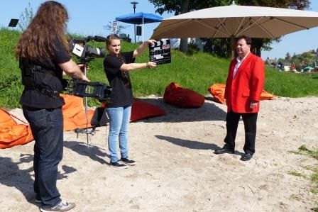 Schon am frühen Vormittag drehte ein Kamerateam am Enz-Ufer mit den Strombergern zum Titel: Der Sommer und Du. Rechts: Matthias Pelz