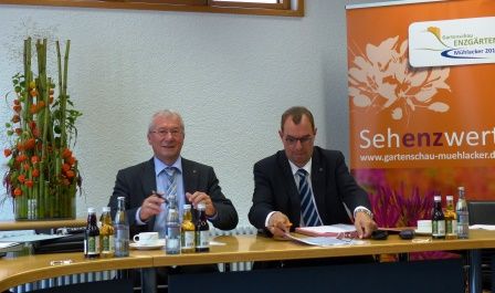 Oberbürgermeister Frank Schneider (re.) mit Fritz Schäfer, dem stellvertretenden Vorstandsvorsitzenden der Volksbank Pforzheim, bei der Vertragsunterzeichnung