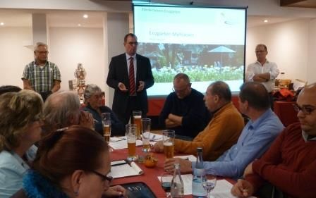 Oberbürgermeister Frank Schneider (Mitte) und Bürgermeister Winfried Abicht (rechts stehend) erklärten die Ausgangs- und Rahmenbedingungen für einen Förderverein Enzgärten Mühlacker e. V. 