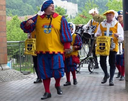 Das Trommler- und Pfeiferkorps Mühlacker zieht beim Sternmarsch über den Fußgängersteg über die B10 zum Kelterplatz