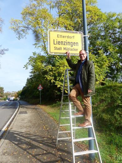 Oberbürgermeister Frank Schneider weiht die neuen Ortsschilder "Etterdorf" ein. 