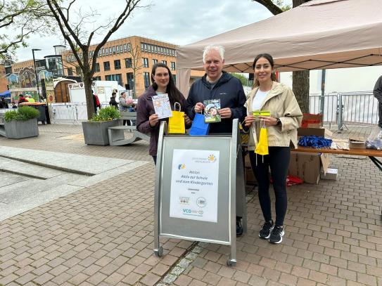 Von links nach rechts: Klimaschutzmanagerin Teresa Krannich, Matthias Lieb vom VCD und Hülya Oduncu von der Straßenverkehrsbehörde bei der Preisverleihung auf dem Konrad-Adenauer-Platz.