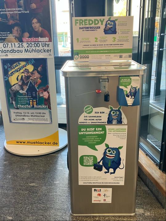 Die neue Handy-Sammelbox "Freddy" im Eingangsbereich des Rathauses.