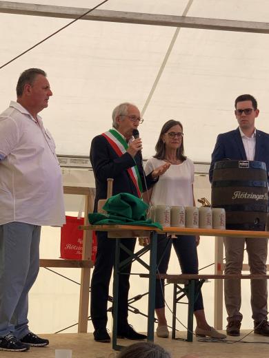 Delegationsmitglieder aus Bassano und Schmölln auf dem Straßenfest in Mühlacker